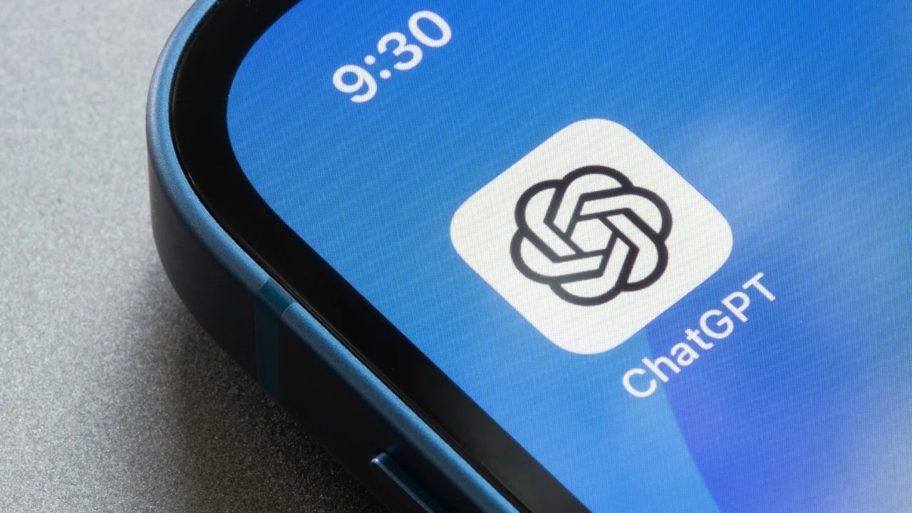 ChatGPT app users reach 1 billion monthly active users with OpenAI app growth and AI competition graphics